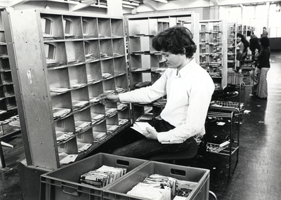 404419 Afbeelding van het sorteren van post in het Districts- en Stationspostkantoor (Laan van Puntenburg 5) te Utrecht.